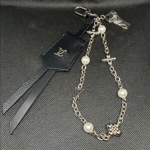 ✅ PRICE IS FIRM ✅ Fashion Elegant Black and Silver Bag Charm/ Key Holder Chain